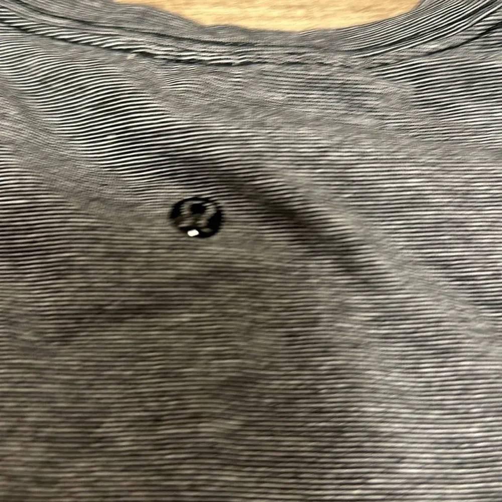 Lululemon size 4 cinched waist‎ gray adorable top - Image 4