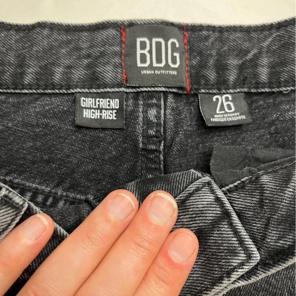 BDG High Rise Girlfriend Denim Raw Hem Black Shorts Sz 26 - Image 8