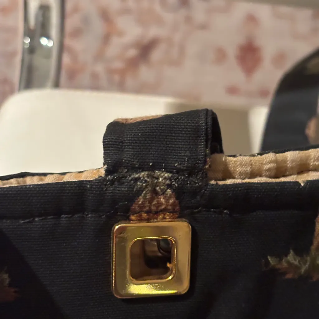 Pineapple and palm‎ tree shoulder handbag. Very cute. Black - Image 9