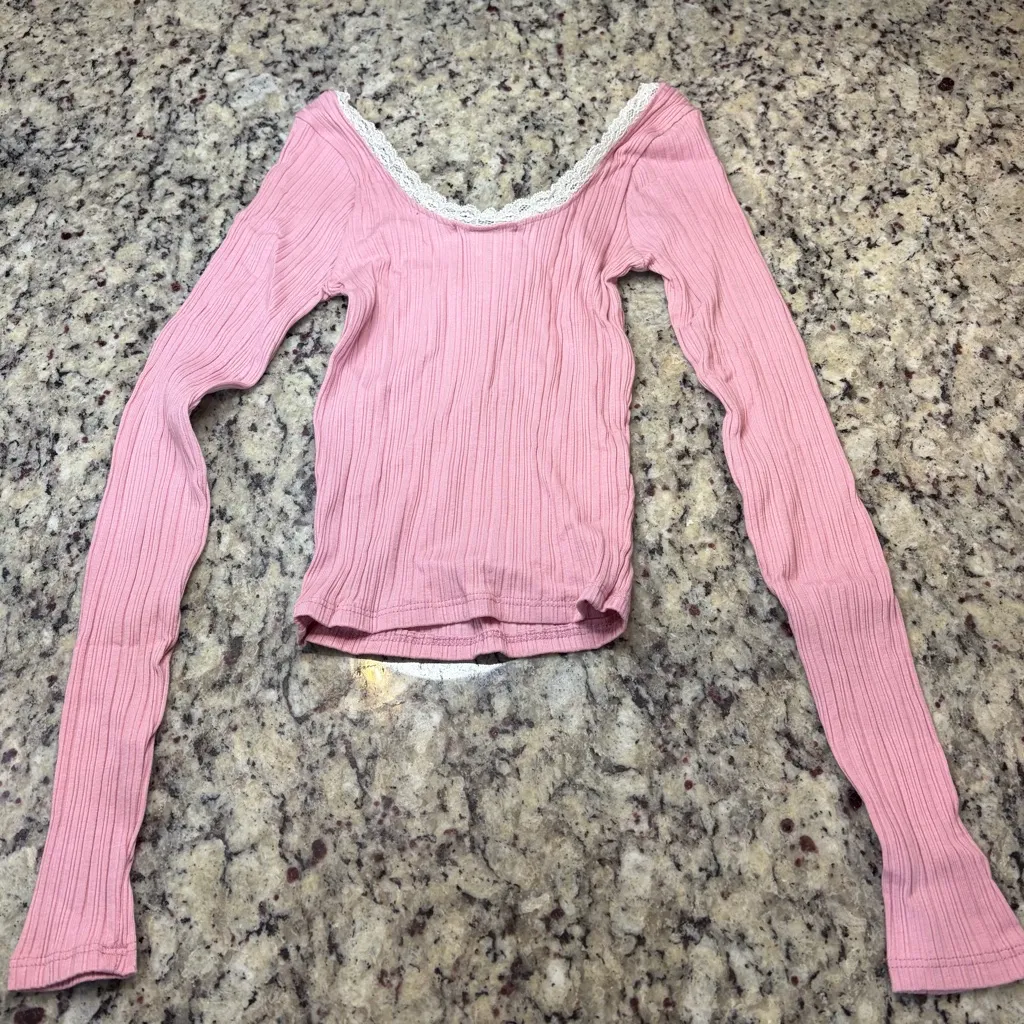 RSQ Pink Ribbed Women's Blouse with Lace Trim - Image 4