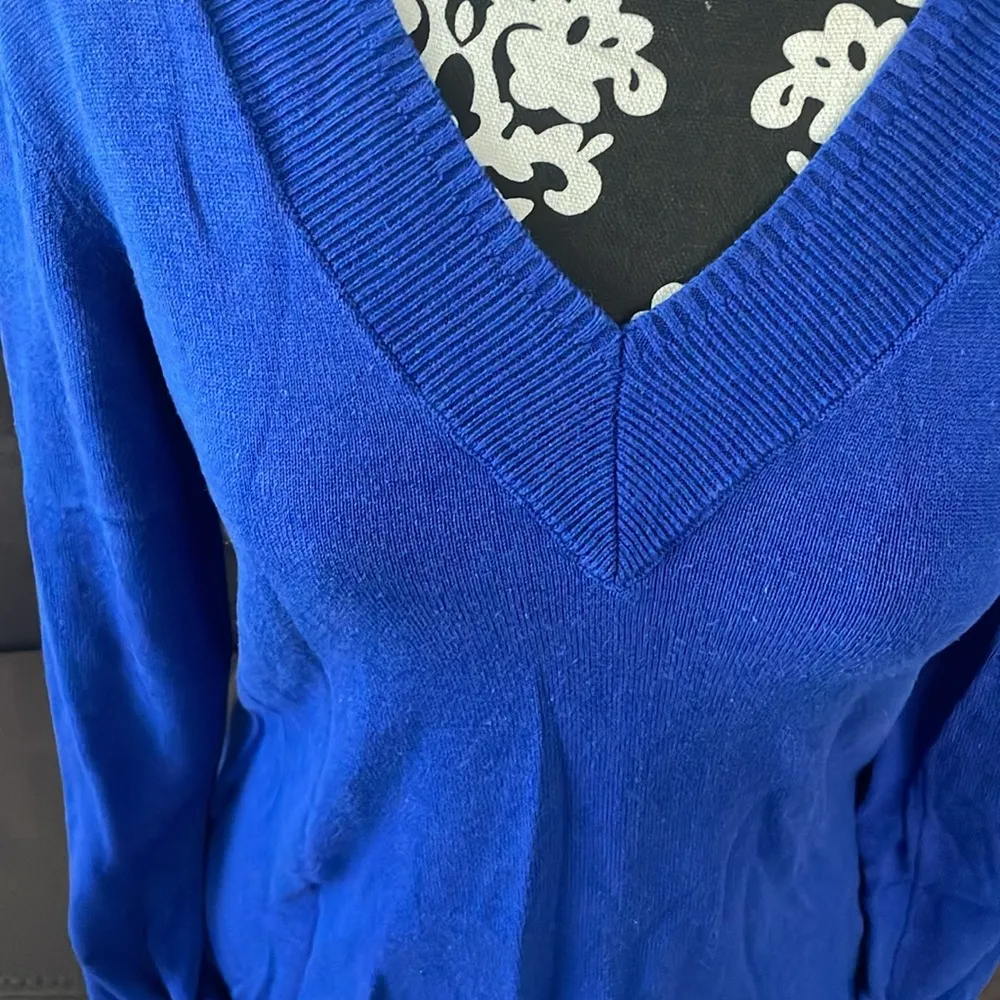 ADRIENNE VITTADINI STUDIO Royal Blue V-Neck Sweater Size Large - Image 2
