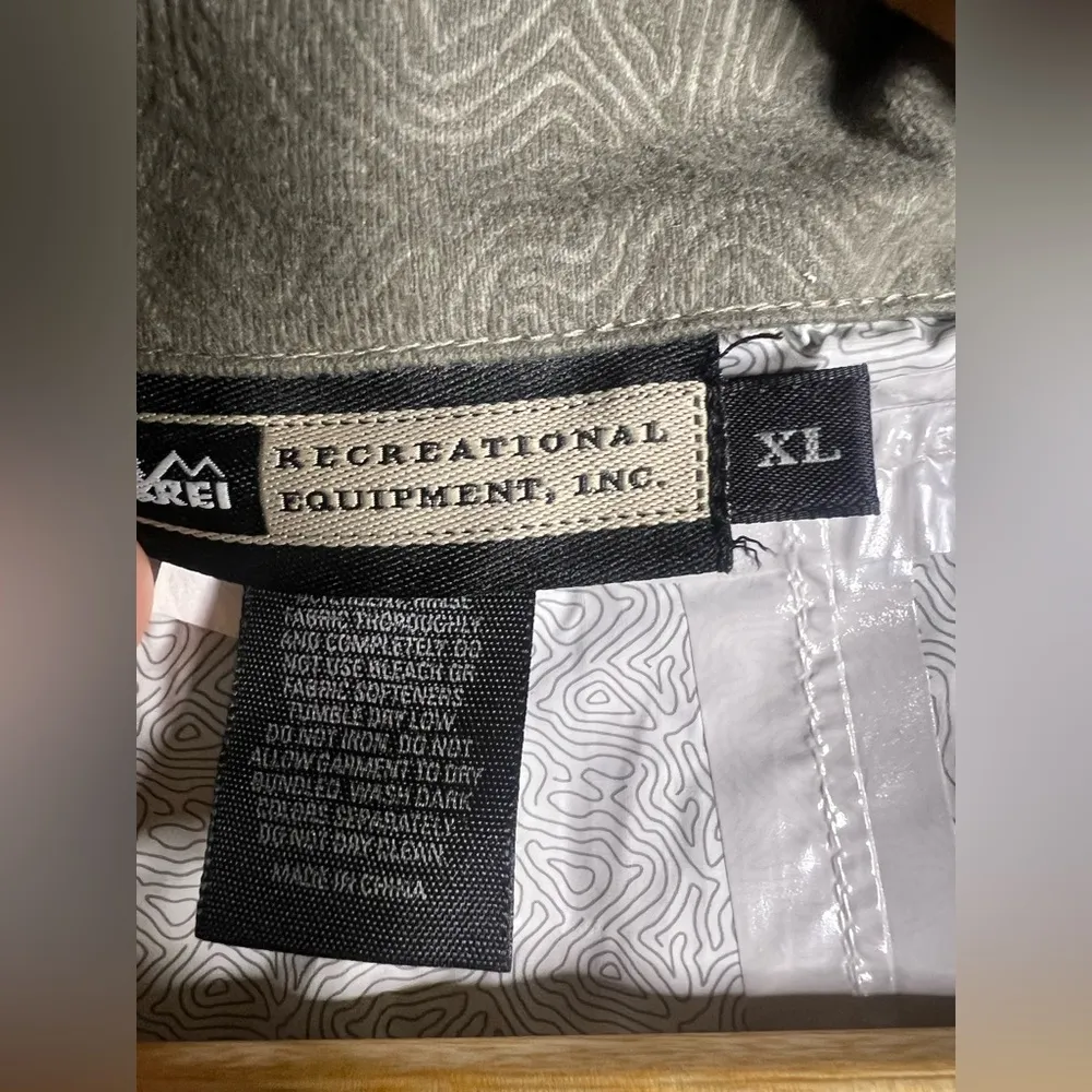 REI Recreational Equipment Women’s Rain Jacket in Yellow/Green. Size XL Gray - Image 11