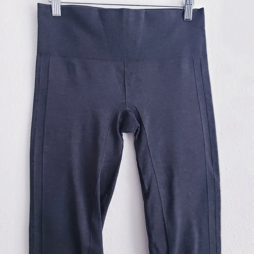 Lululemon Cropped Athletic Seamless Sport Leggings - Image 2