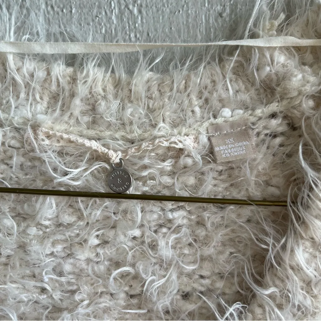 Anthro Knitted & Knotted Bouncle Eyelash V Neck Sweater in Snowfrost Cream XS - Image 5