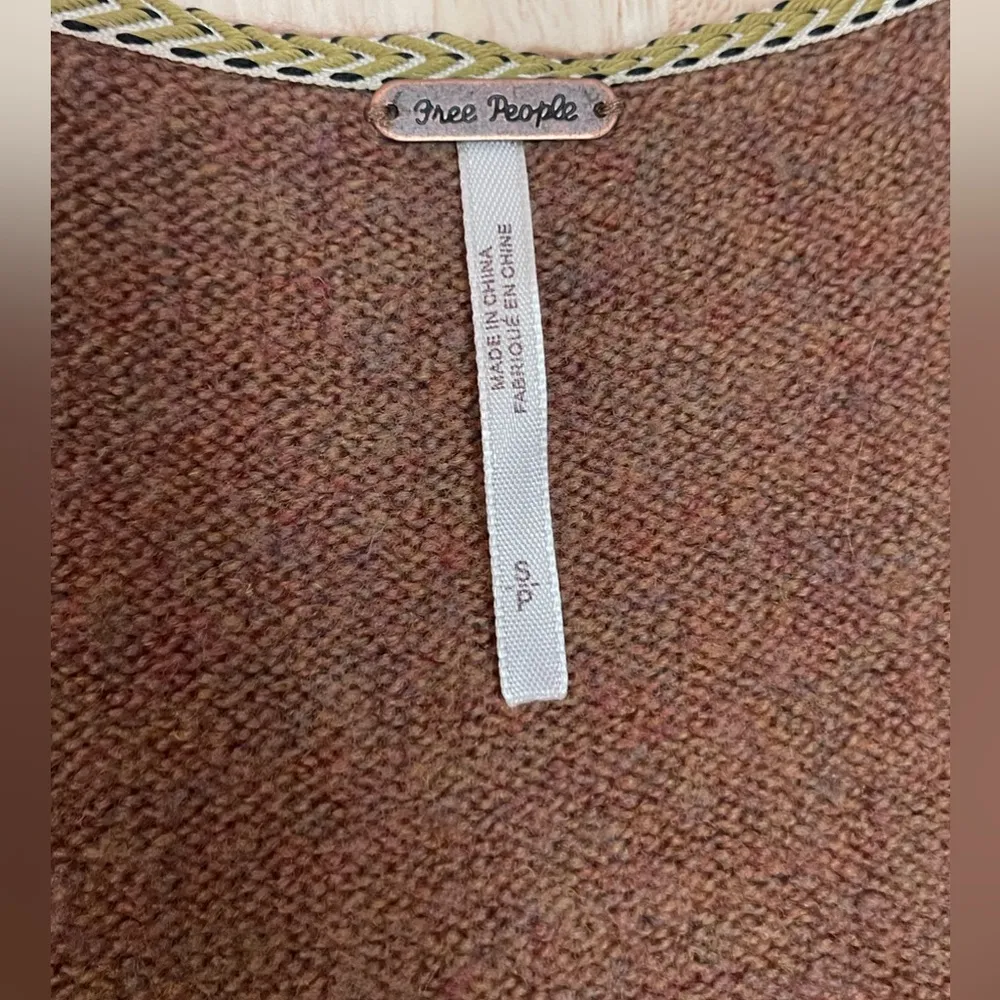 Free People Size SMALL Brown Irresistible Oversized VNeck Frayed Fringed Sweater - Image 9