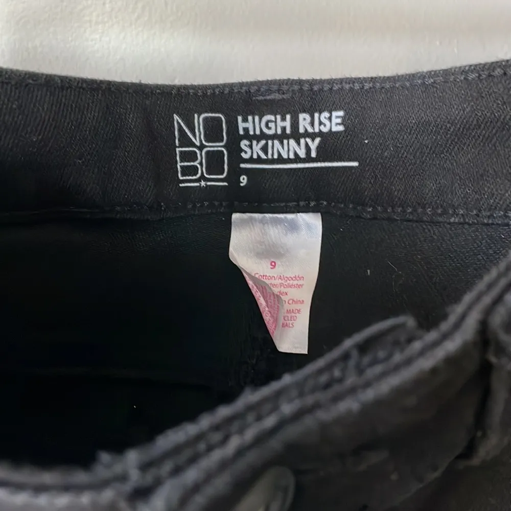 No Boundaries Black High Rise Distressed Skinny Jean with Knee Rips Size 9 - Image 5