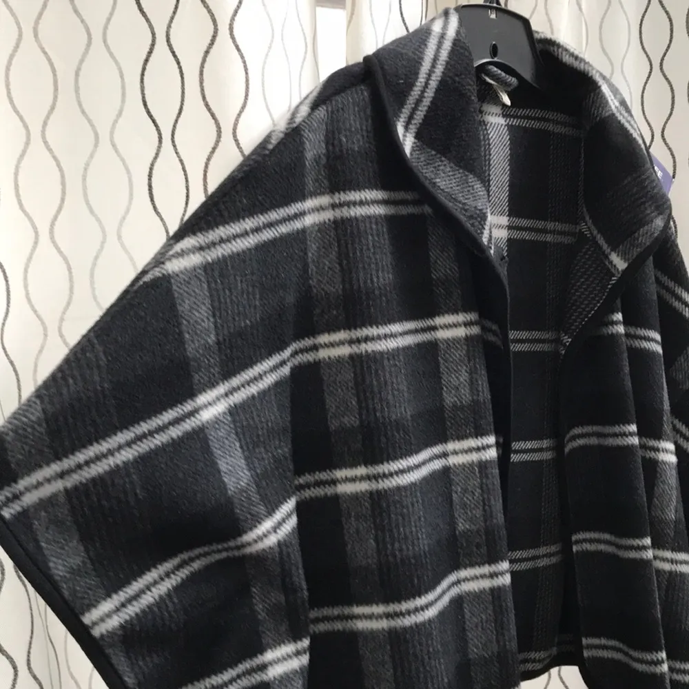Cherokee black & white Plaid Poncho Large - Image 3