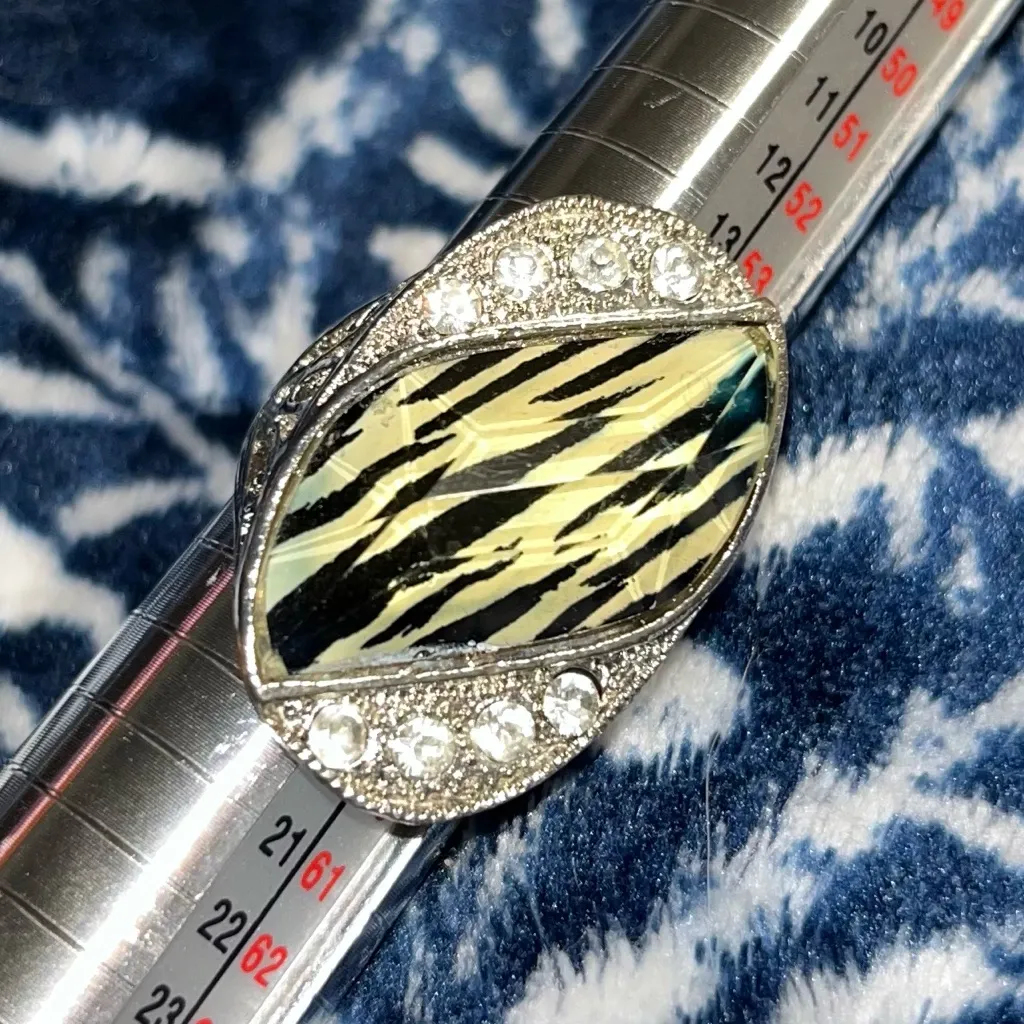 NEW! #4 Statement Ring Animal Print Design Set in silver-toned metal rhinestone - Image 10