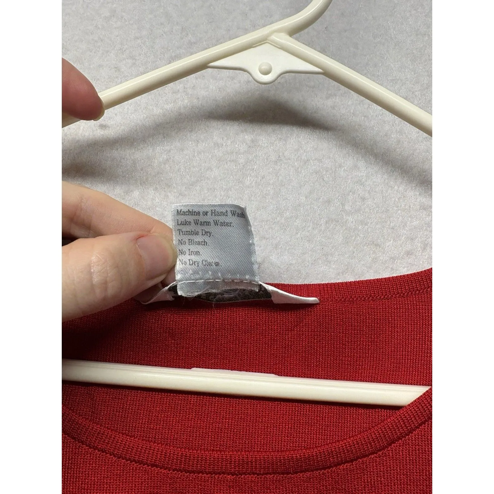 Exclusively Misook Woman’s Sleeveless Shell Tank Knit Scoop Neck Red Size Medium - Image 4