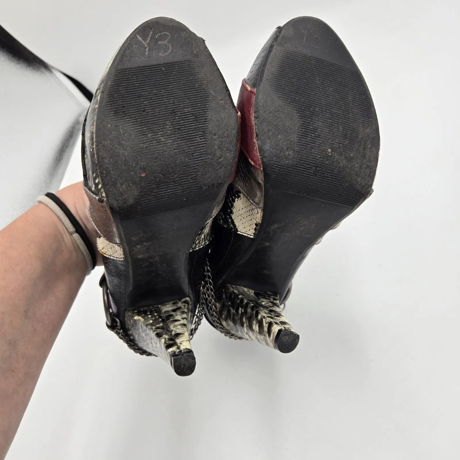 BKE Buckle Women Heels 6.5 Snakeskin Patchwork Pumps Black Red Retro Statement - Image 9