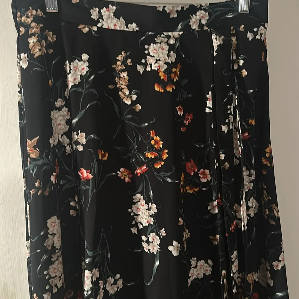 Le Lis Women's Size Large Golda Black
Floral Faux Wrap Flowy Midi Skirt Like New - Image 3