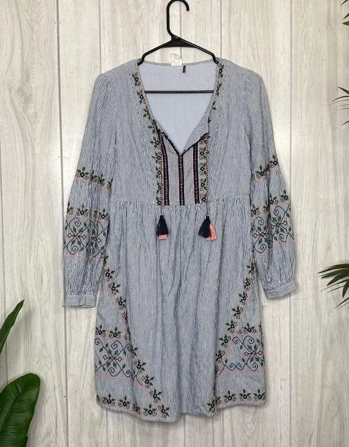 Anthropologie Akemi + Kin Maddie Boho Embroidered Dress size 0 *FLAWED* - Image 2