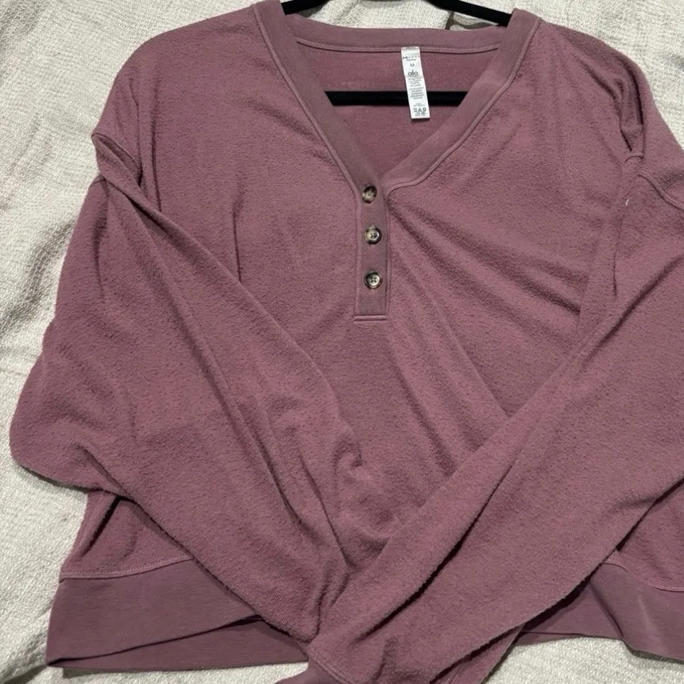 💥HP 💥 Alo alolux Henley in size medium womans - Image 2