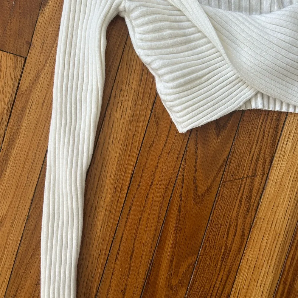 UO Elegant Reversible White Ribbed Sweater Crop Top - Image 3