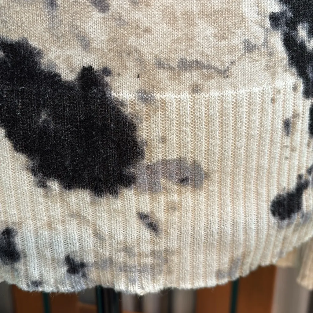 Jamison Monochrome Sweatshirt with Artistic Pattern White - Image 4