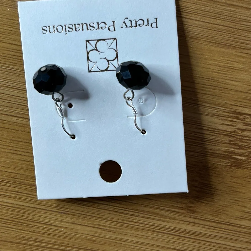 Elegant Black Faceted Earrings - Image 3