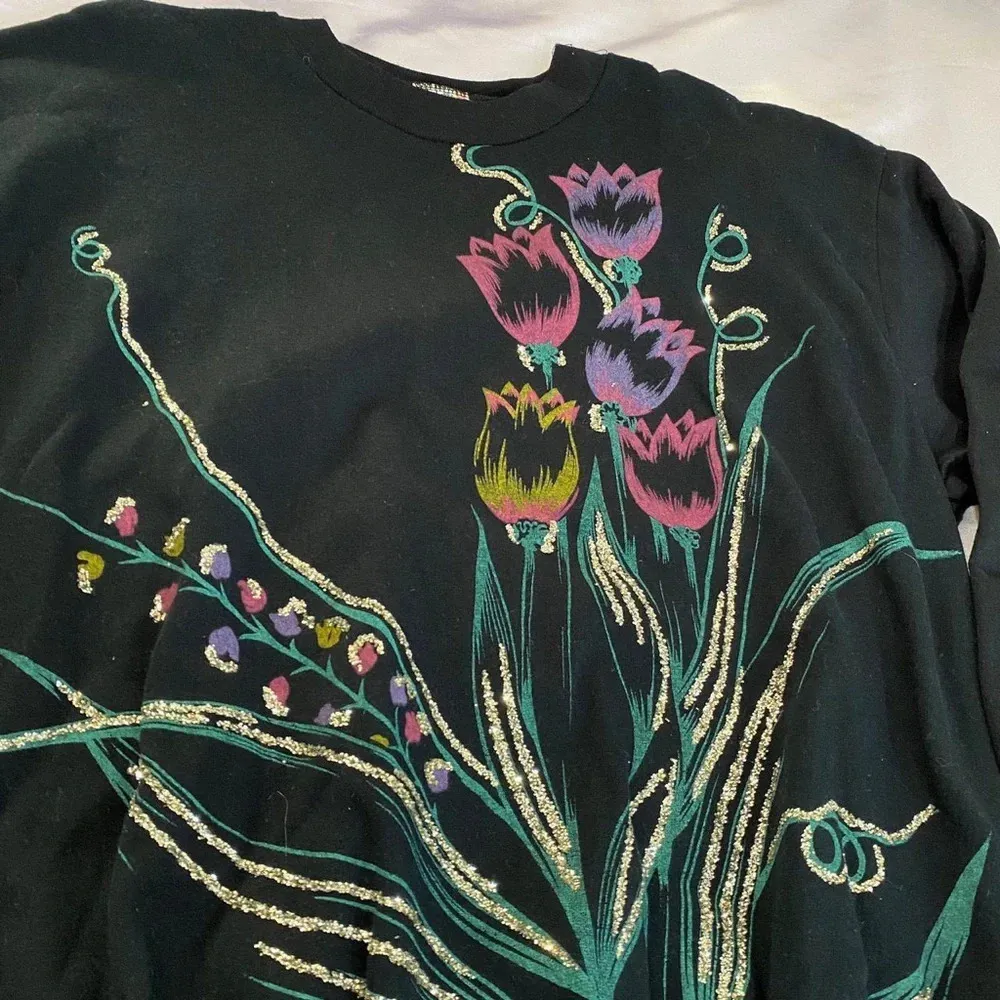 Vintage Michelle Rose glitter floral tulip sweatshirt with a soft fleece lining Black Size L - Image 2