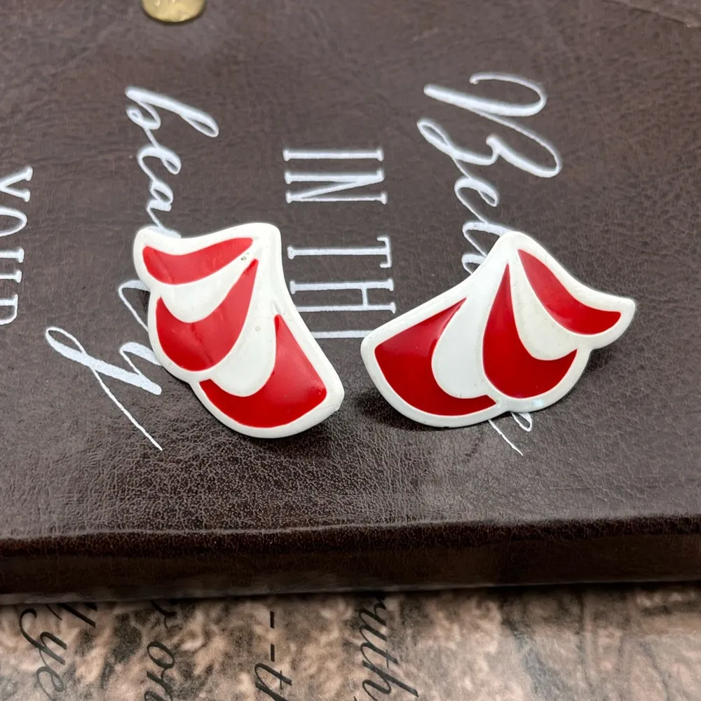 Vintage 1980s Retro Red White Metal Wing Earrings Studs - Image 2