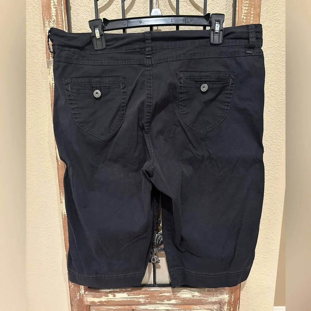 Bandolino women’s black capris - Image 2