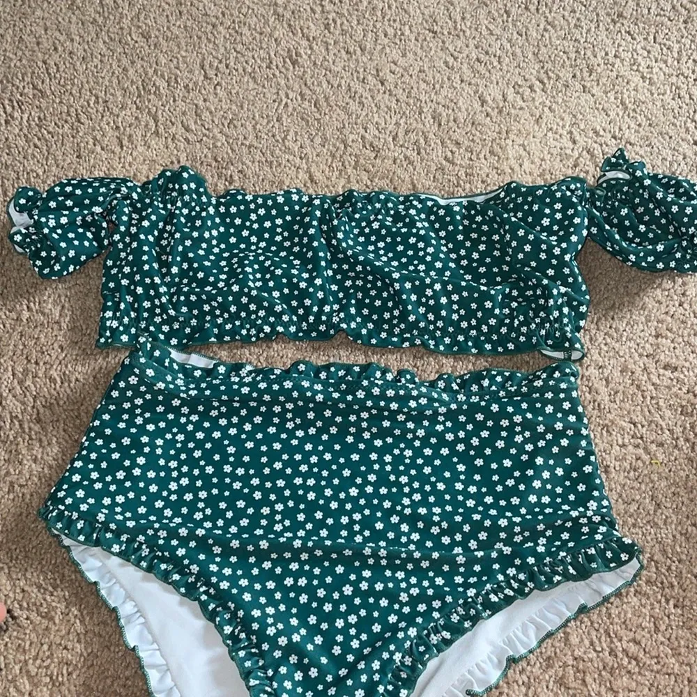SHEIN green and white Floral Ruffled Bikini Set size medium high waisted - Image 4