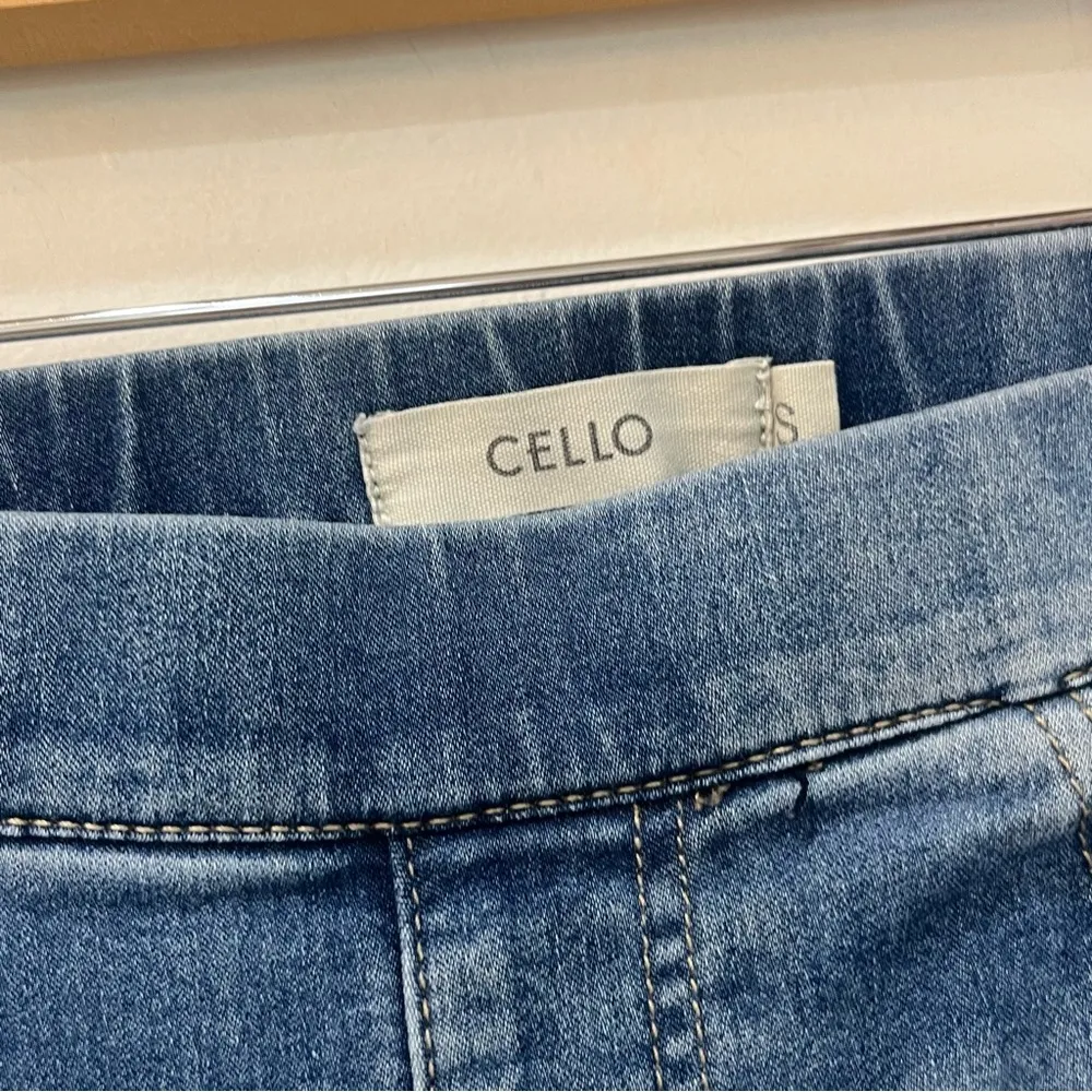 Cello boutique light wash pull on flare jeans size small - Image 4