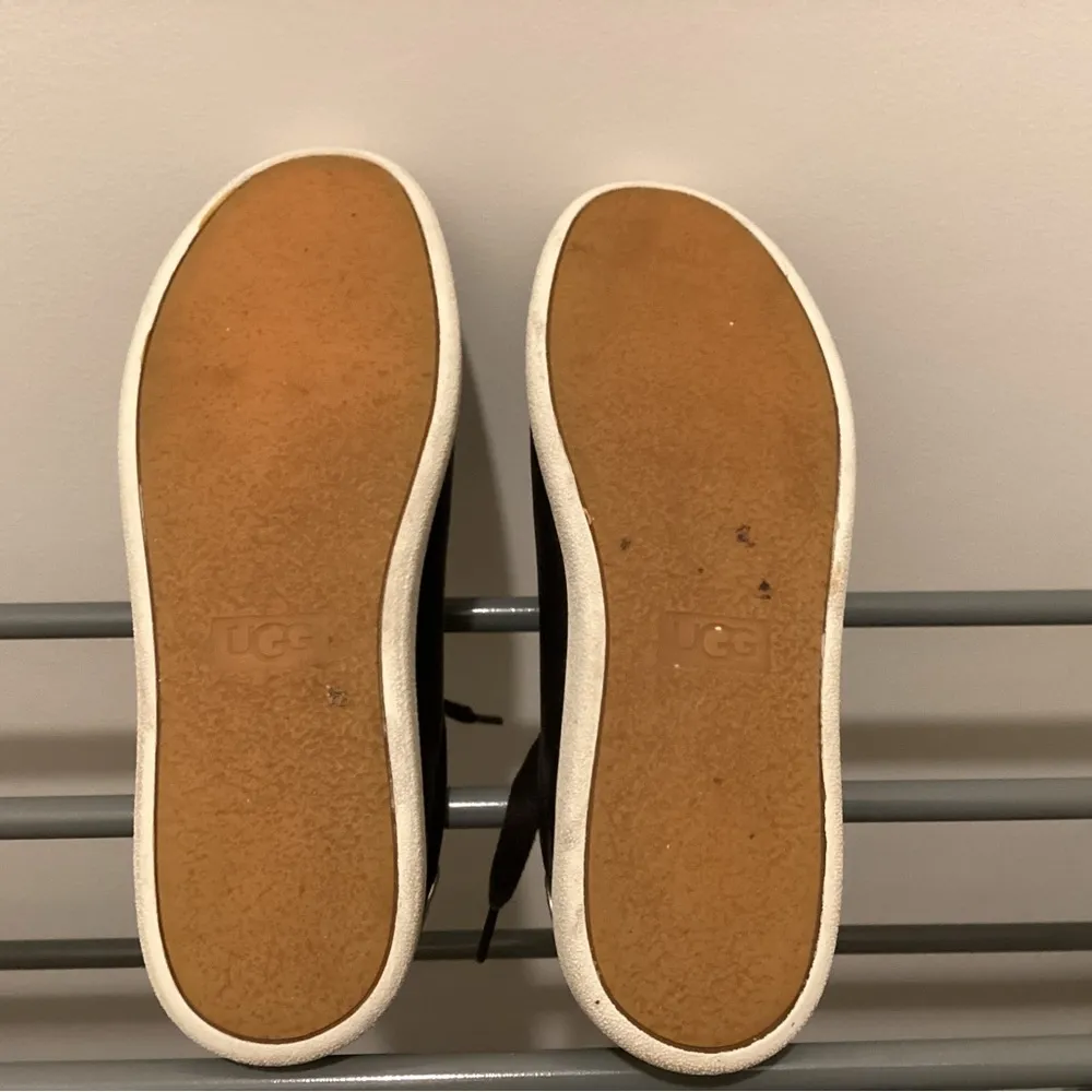 UGG Tan Leather Interior - Image 4