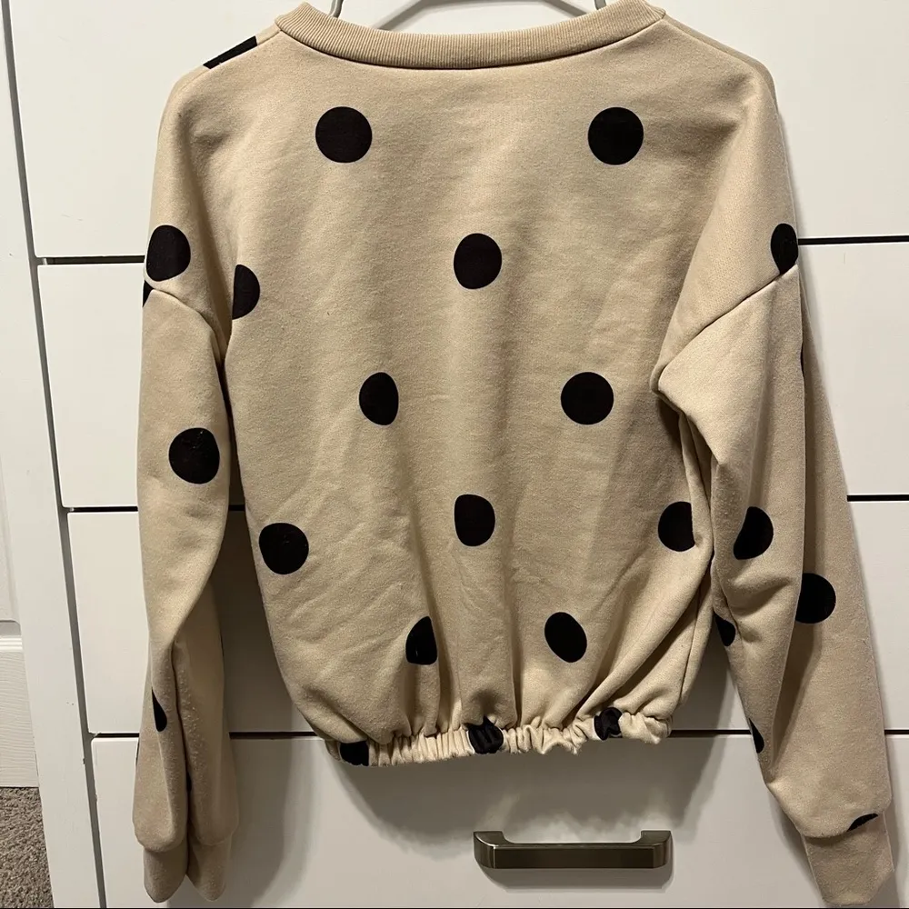 PrettyLittleThing tan & black polka dot cinched crewneck - Image 3