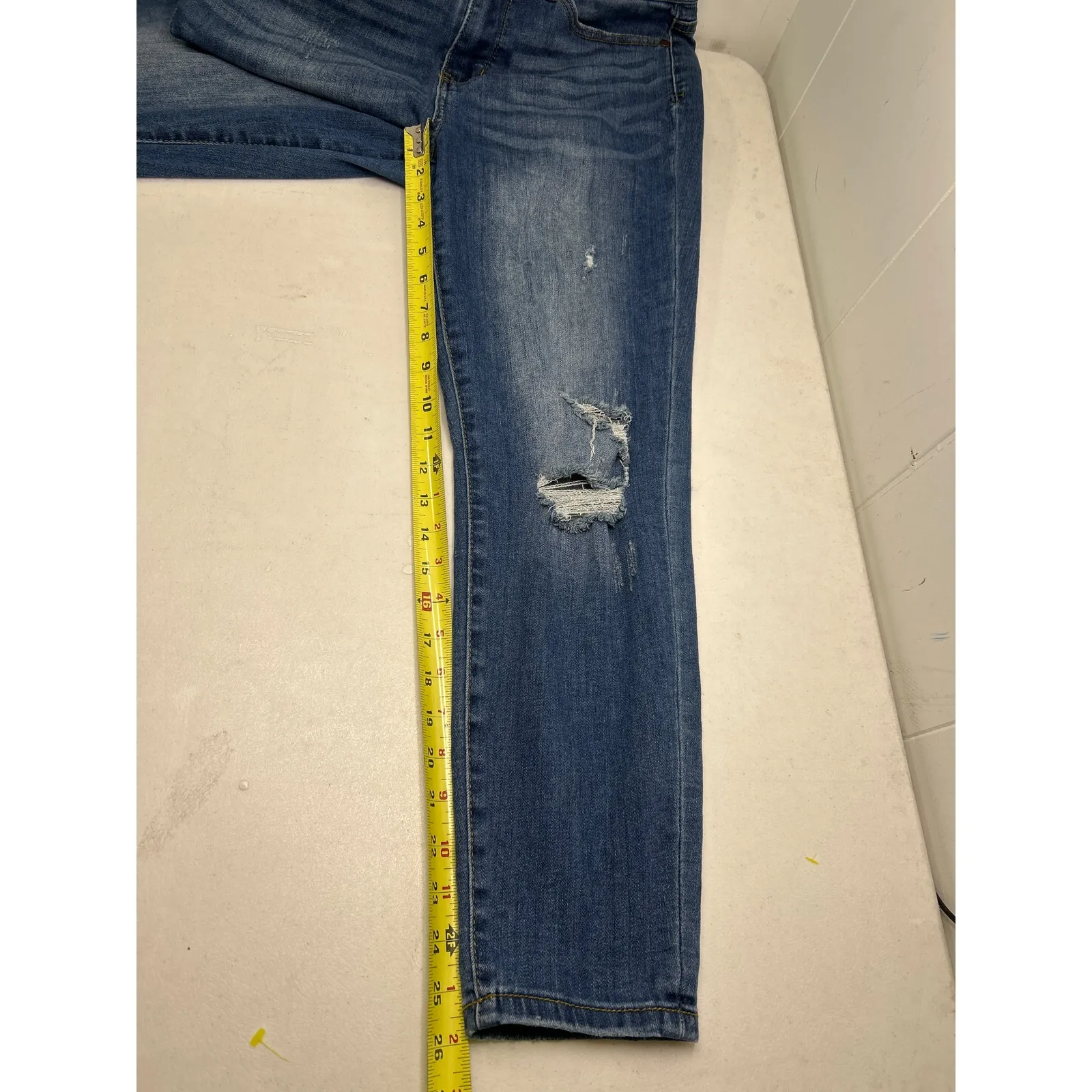 Judy Blue relaxed fit women’s size 31 mid rise cropped ankle jean - Image 5