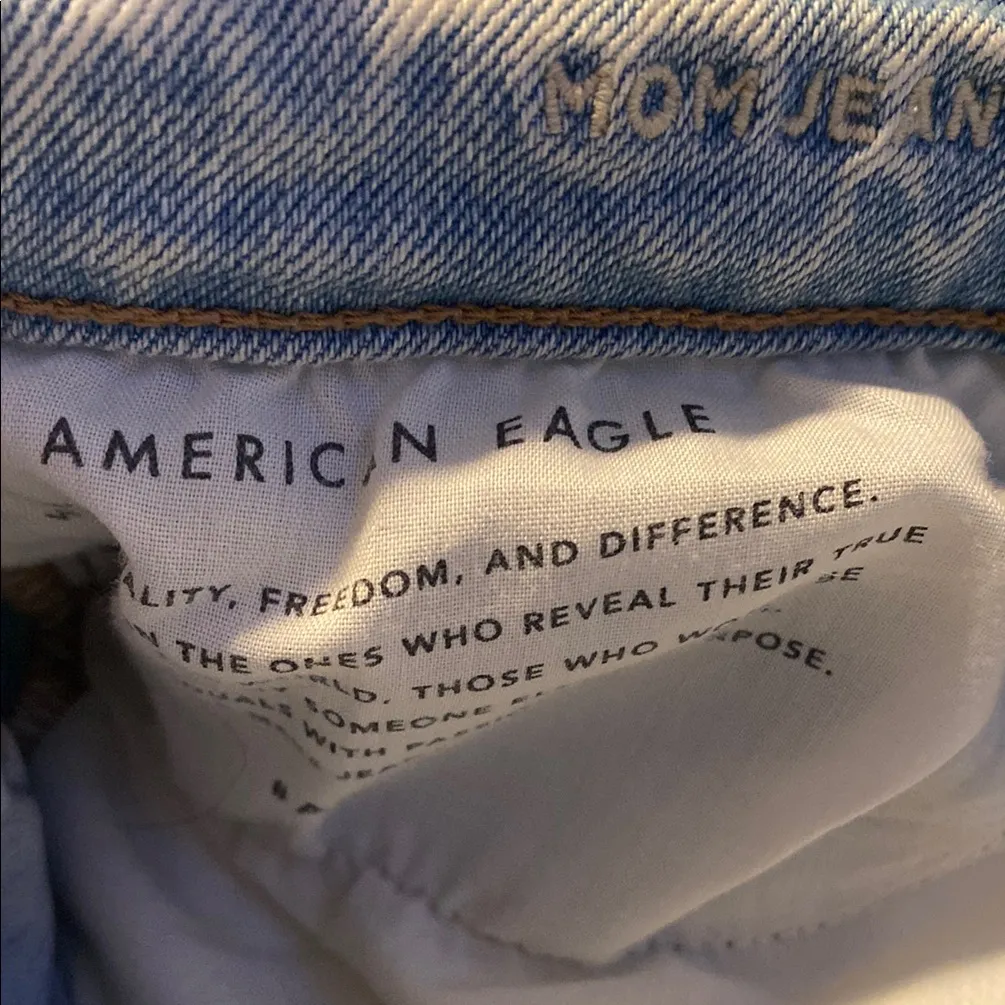 American Eagle  Super Light Wash Distressed Mom Jeans Size 8 - Image 8