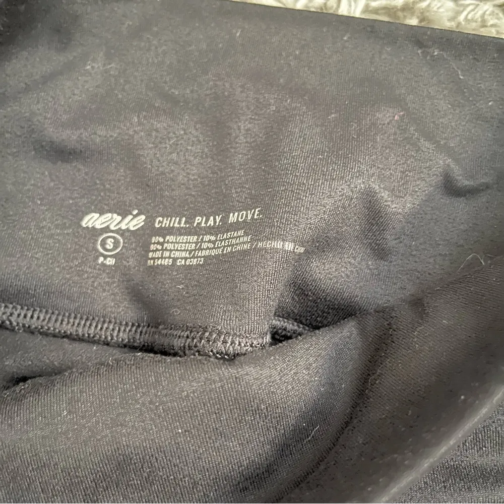 Aerie black leggings with side pockets size small - Image 4
