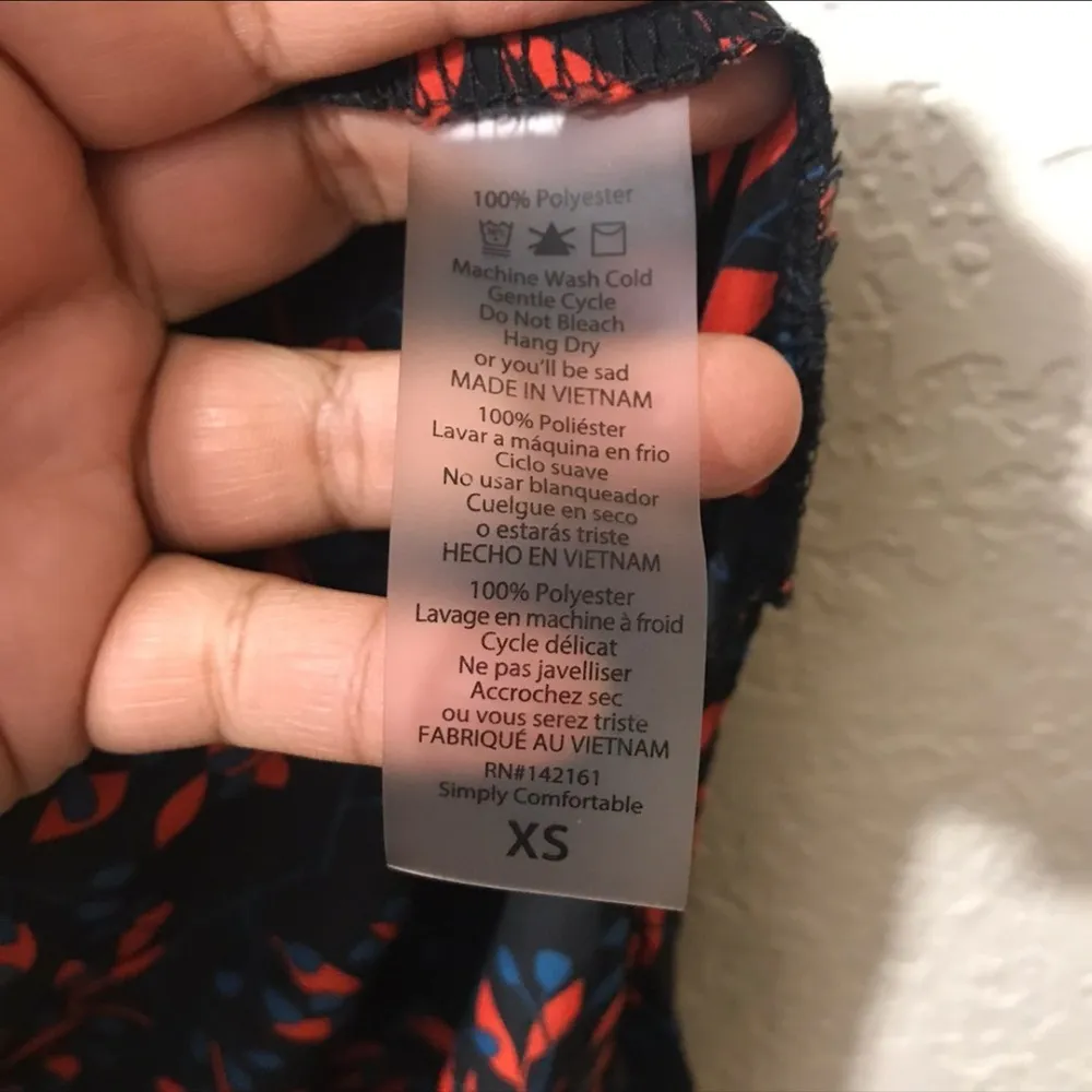 LulaRoe Floral Sleeveless joy vest - Black and Red SZ:XS - Image 4