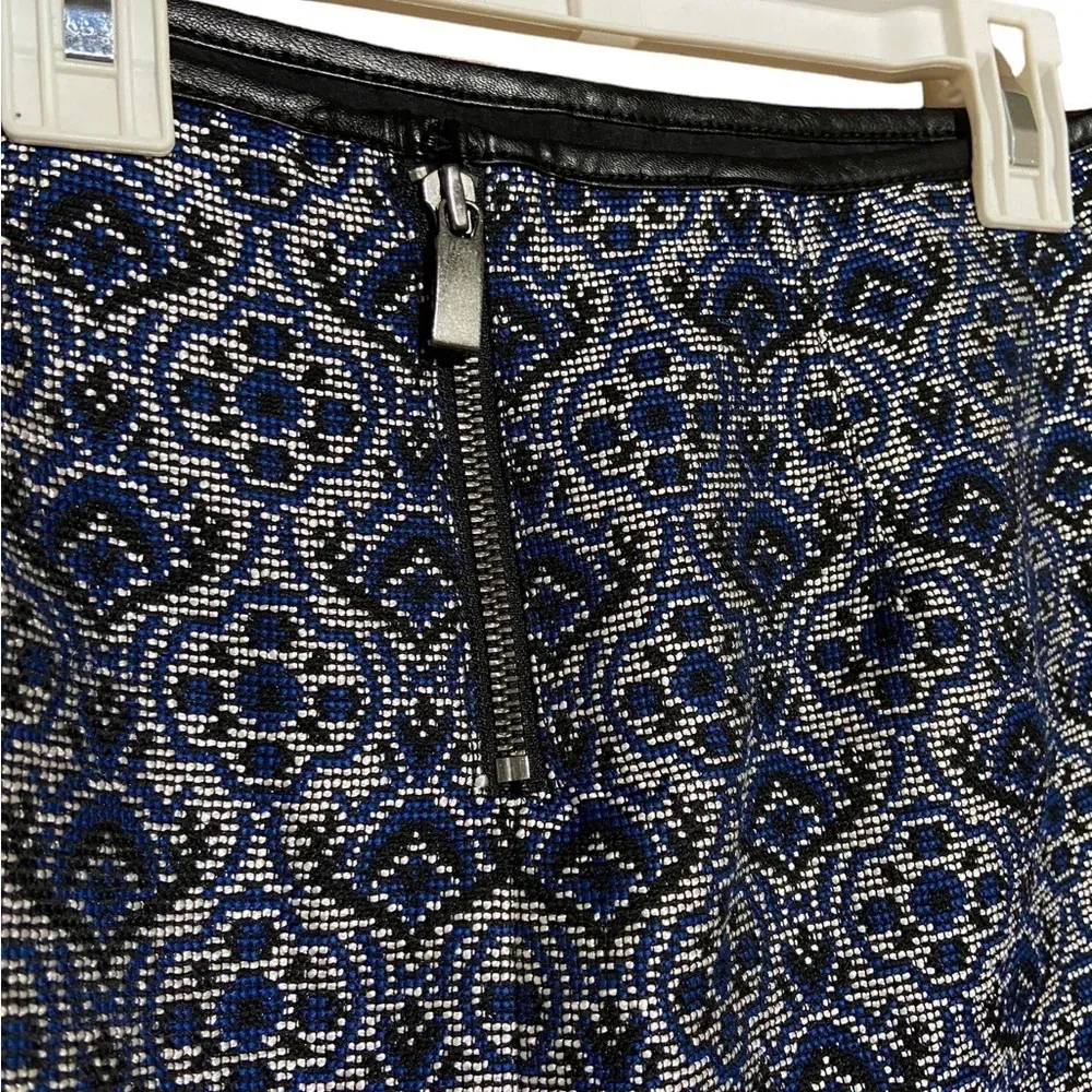 NWT Express Blue Black Silver Patterned Mini‎ Skirt - Image 5