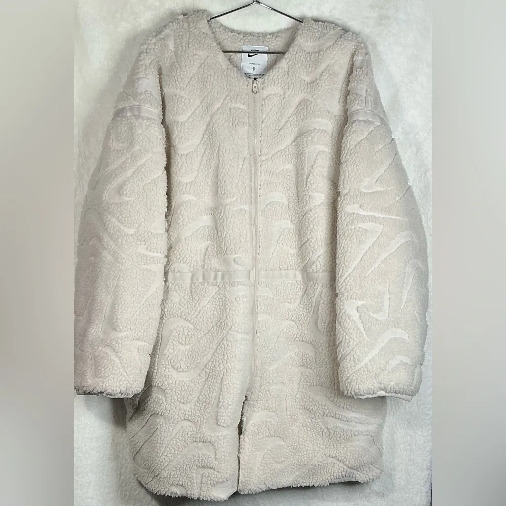 Nike Women's Off-White Teddy Jacket THERMA-FIT - Image 4