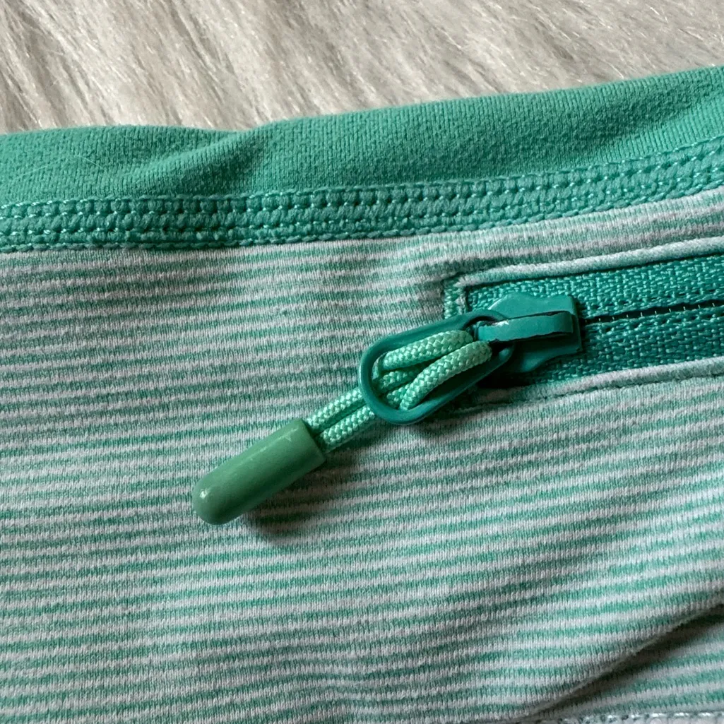 Lululemon Size 6 Turbo Running Short in white with a mint green waistband - Image 8