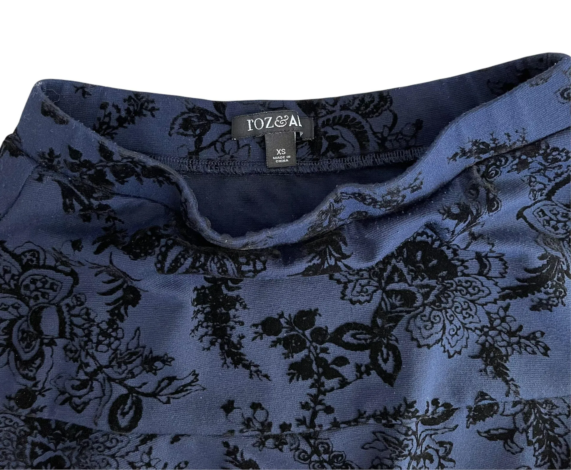 Roz&Ali Ladies Women's Casual Stretch Skirt XS Navy Blue Velvet Roses Pattern  - Image 2