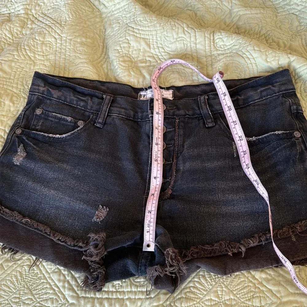 Free people shark bite denim slouchy cut off denim runaway shorts size 26 micro - Image 6