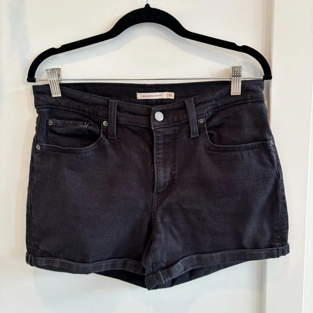 Levi's Mid Length Shorts Women's Black Denim Cuffed Hem Size 30 4" inseam - Image 2