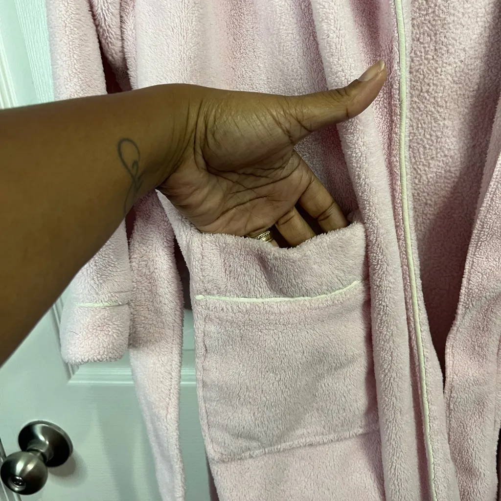 Tommy Hilfiger women’s pink bathrobe w/ white trim - Size L/XL - Image 7