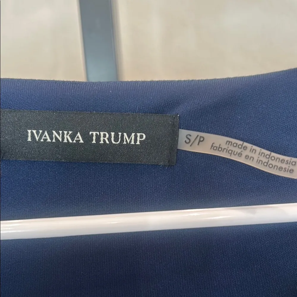 Ivanka Trump Dress Size Small V-neck Sleeveless Fully Lined, side zipper Navy - Image 5