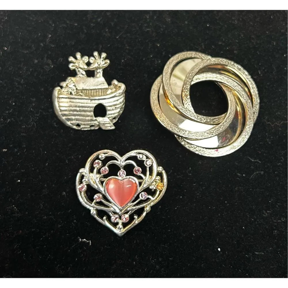 Jewlery lot of 3 silver brooches: Noah’s ark brooch, heart and swirled round sha - Image 5