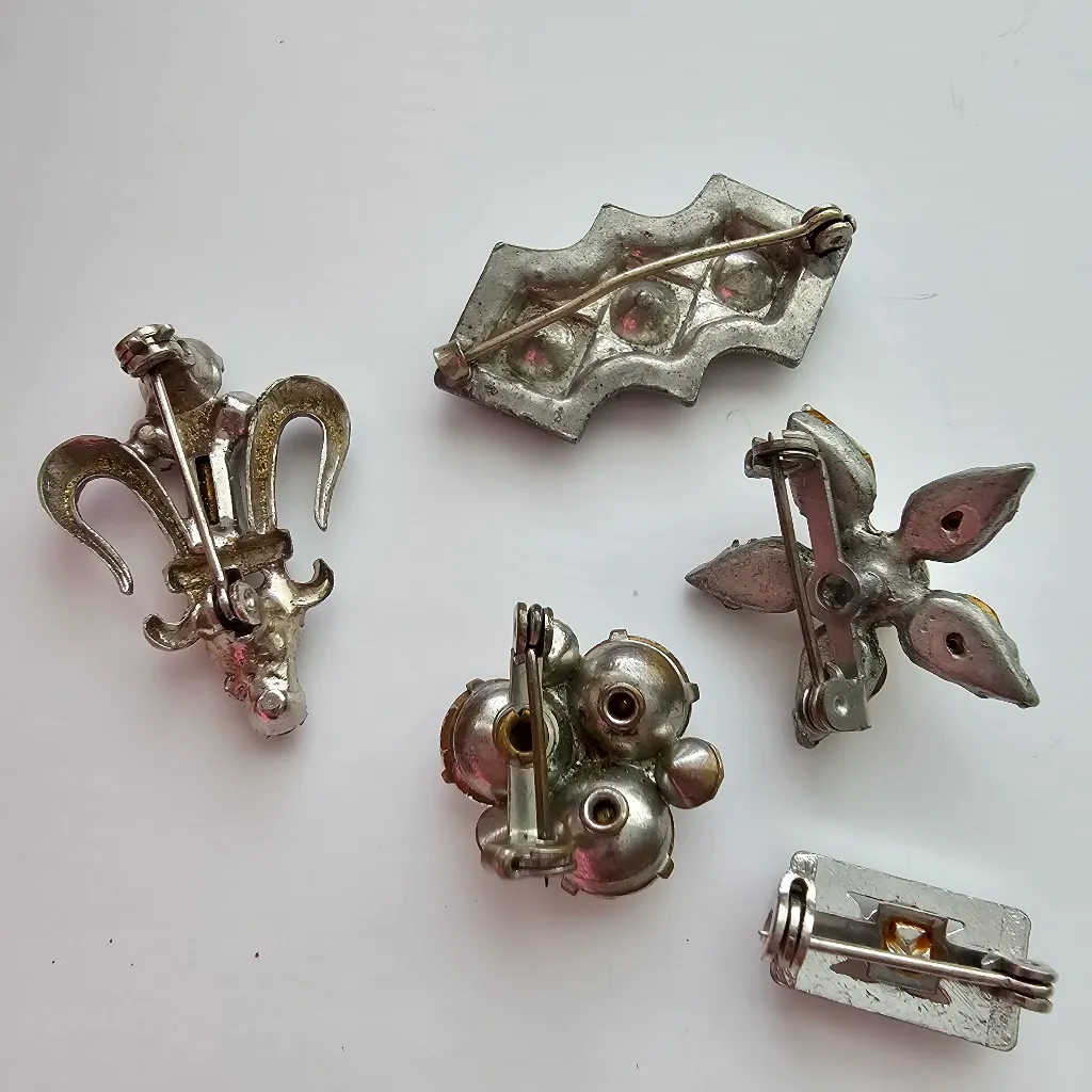 Silver Tone Metal Clear Rhinestone Pearl Brooch Set Of 5 Small Brooches - Image 6