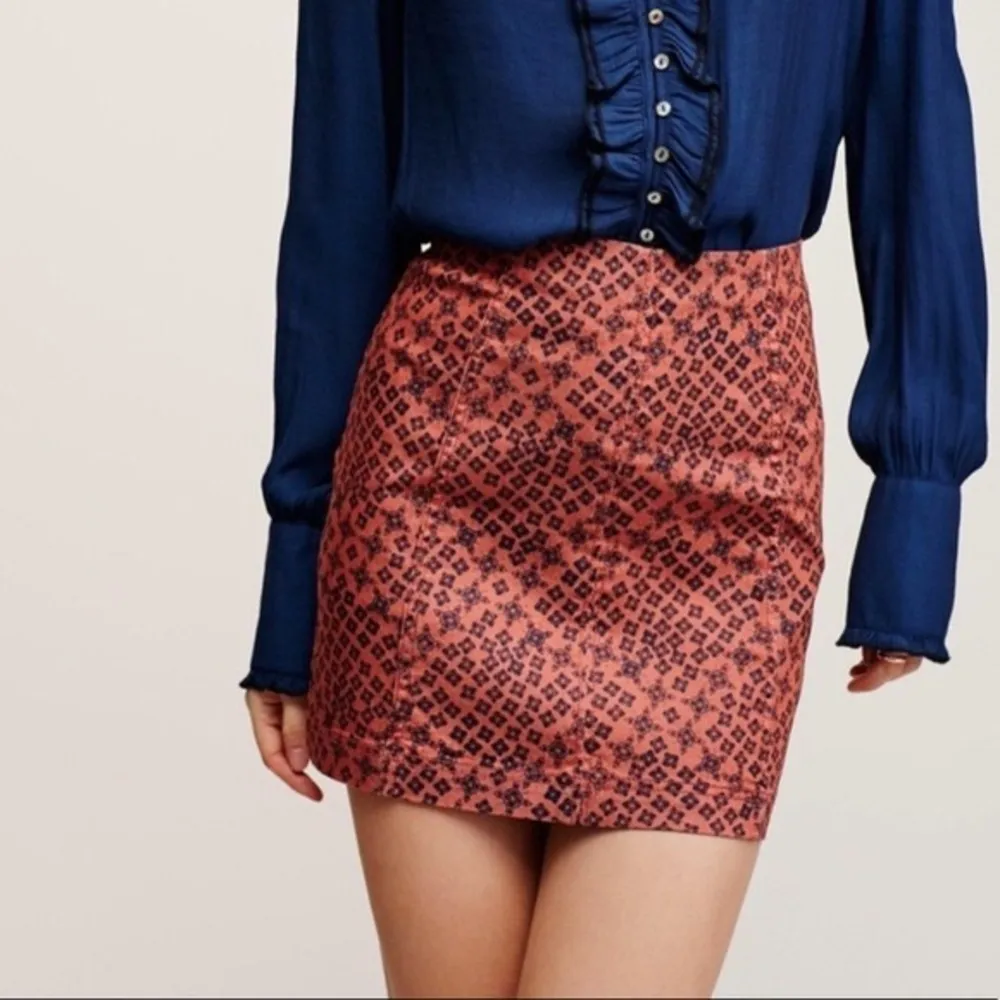 Modern Femme Printed Mini in red. Size 4. NWOT - Image 3