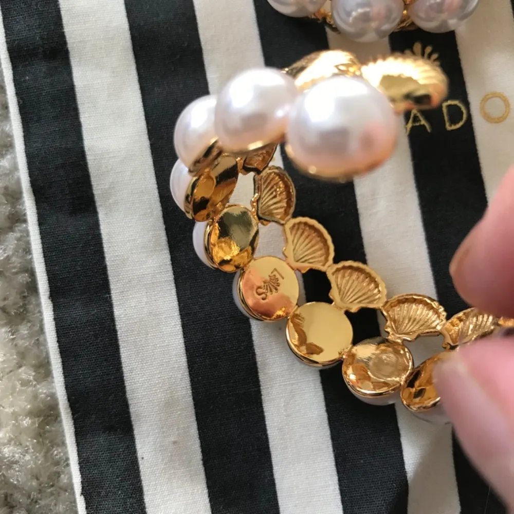 NWOT Lele Sadoughi Pearl hoop earrings - Image 8