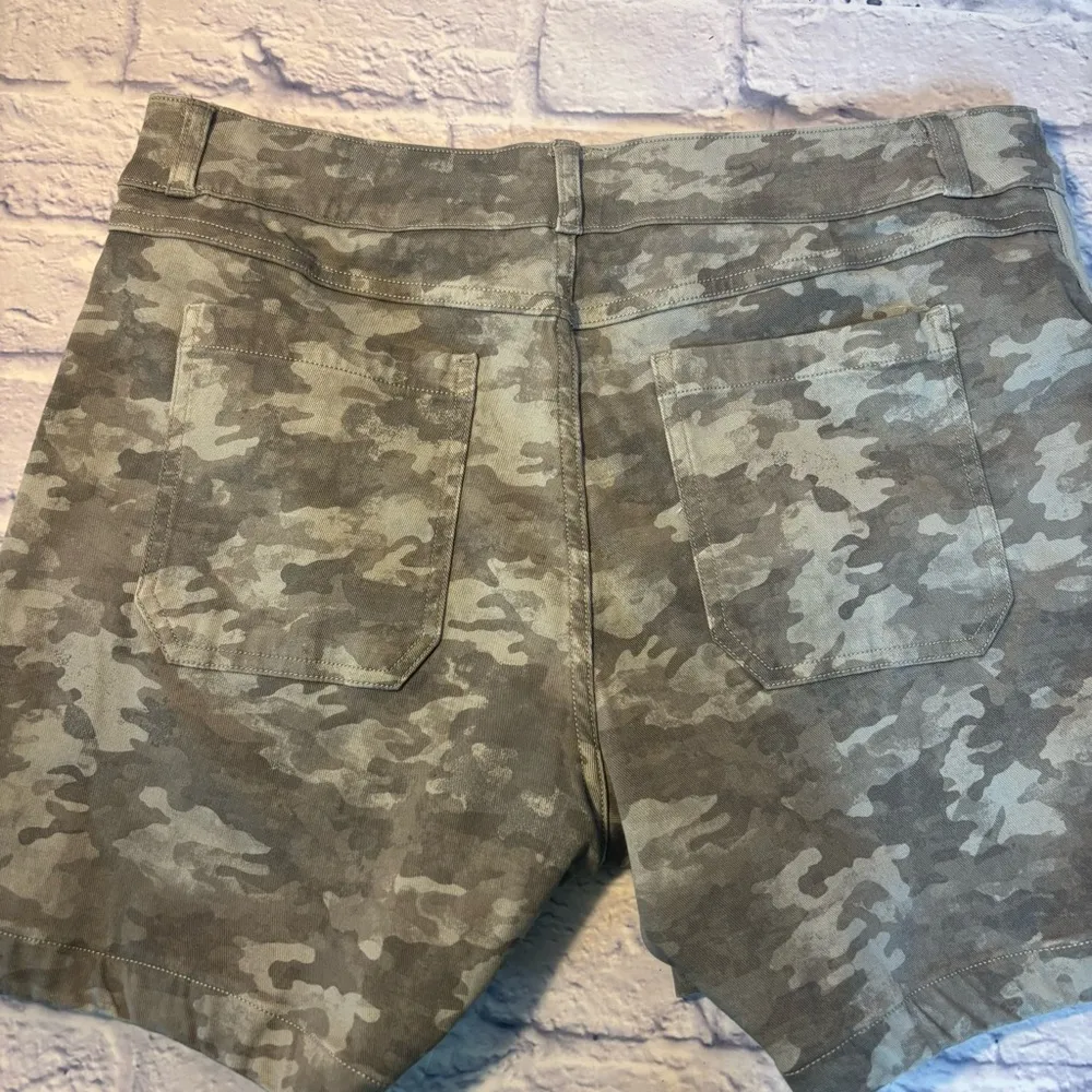 Spanx Stretch Twill  Shorts Women Size XL Green Camo Pull On 5" Inseam - Image 7