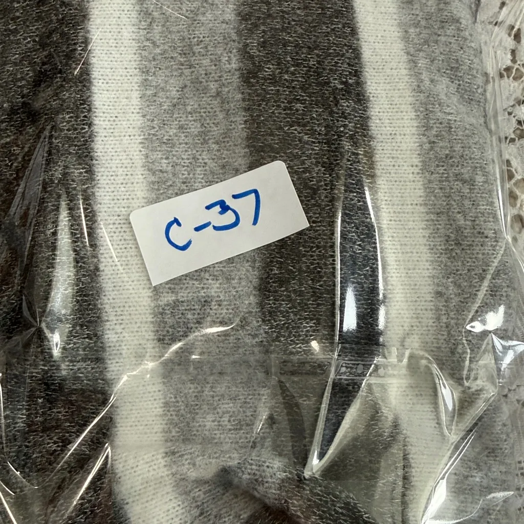 NWT Teenbell Gray & White Striped Women's turtleneck light Sweater Size Medium - Image 13