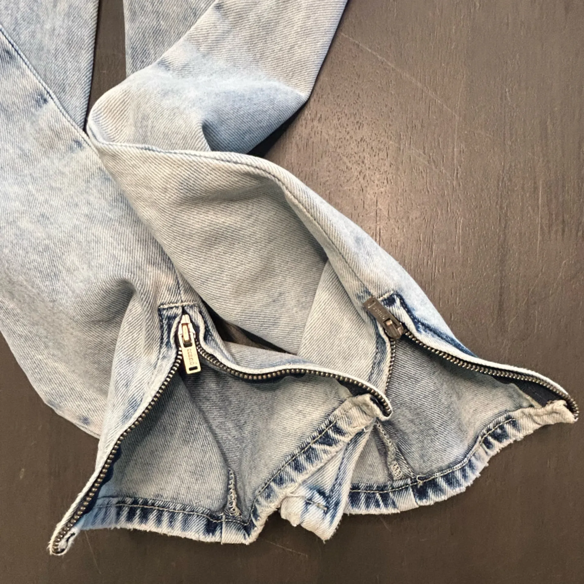 Guess light wash bling rhinestone studded distressed glam edgy chic jeans NWT 26 - Image 9