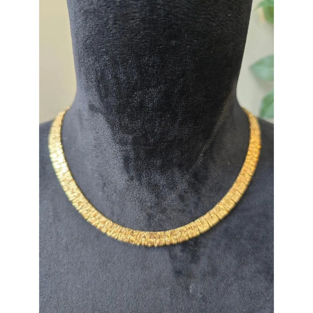 Women's Gold Textured Choker Necklace With Box Clasp Elegant Statement Piece - Image 2