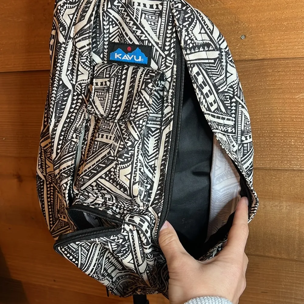 Kavu Geometric Black White Crossbody Backpack Bag Buckle Hiking Slingback Zip - Image 5
