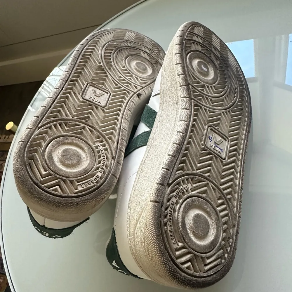 VEJA V-12 LEATHER
Extra White / Cyprus - Image 9