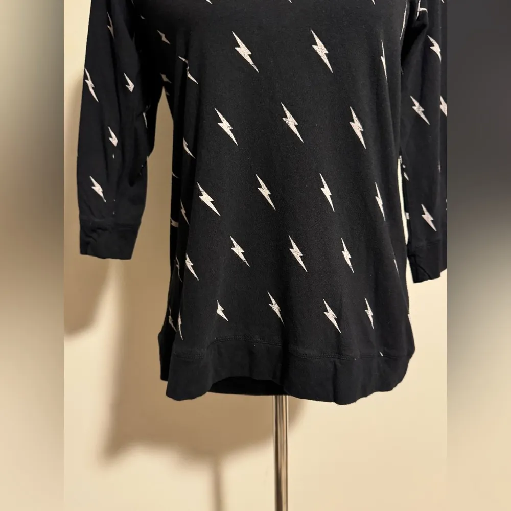 EUC Torrid Black and White Lightning Bolt Graphic Tee size 00 - Image 4